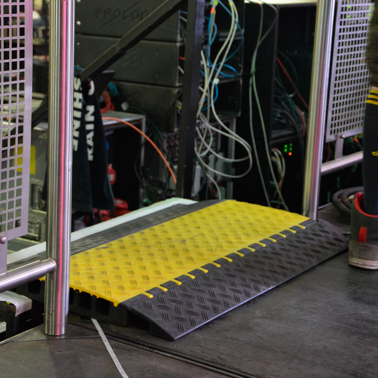 Adam Hall Defender Midi Kabelbrücke