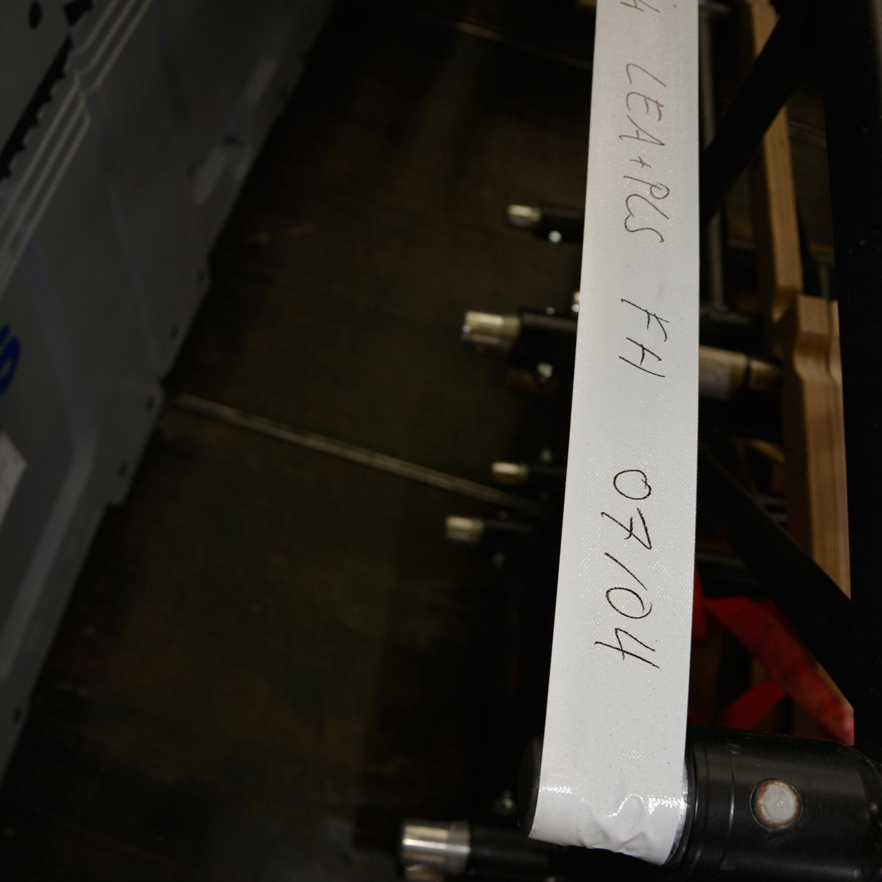 Weißes Universal Gewebeklebeband mit handschriftlicher Beschriftung zur Kennzeichnung von Tontechnik 