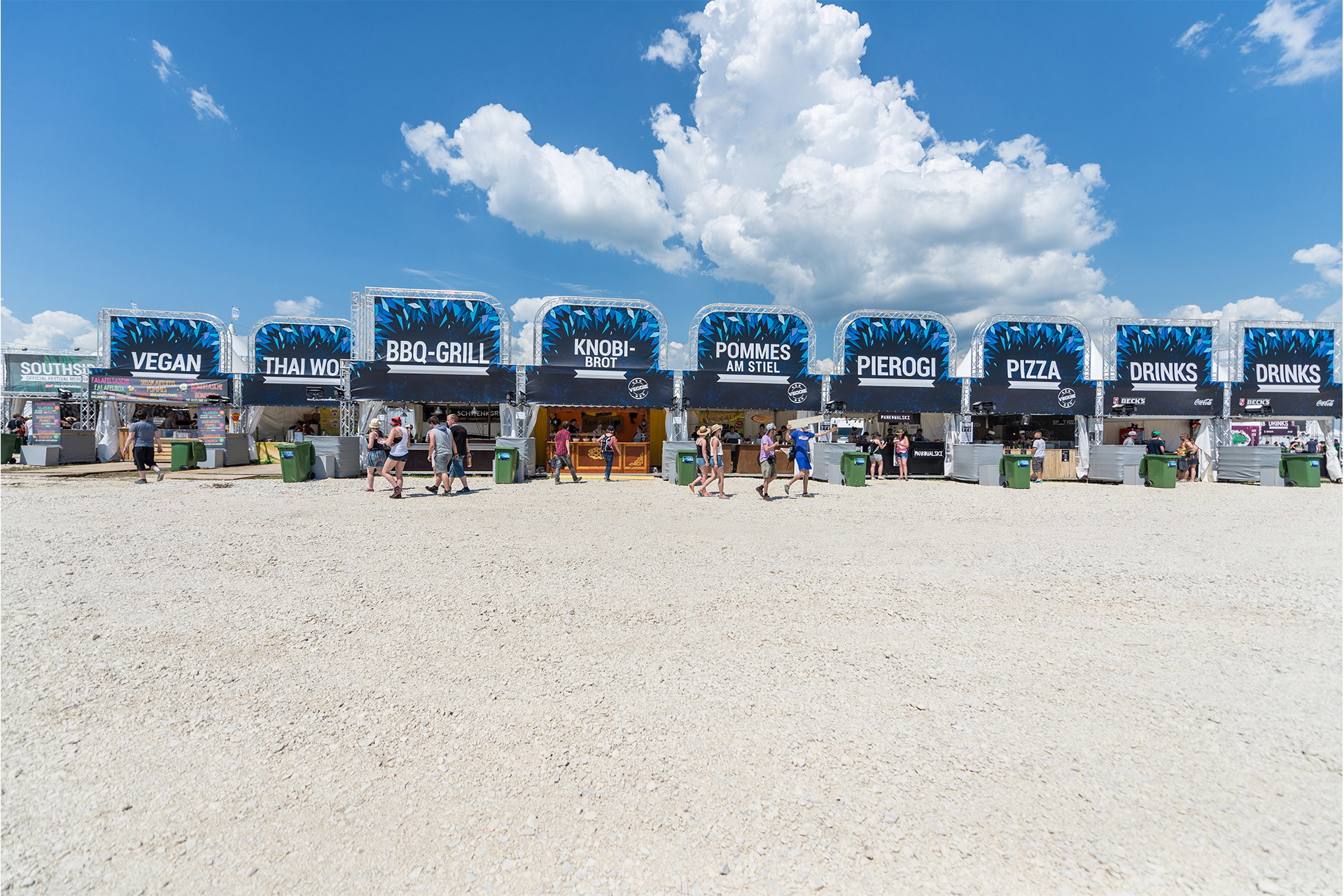 Dunkelblaues Frontlit PVC mit hellblauem Grafikdruck und weißer Schrift als Header über Gastroständen auf Festival