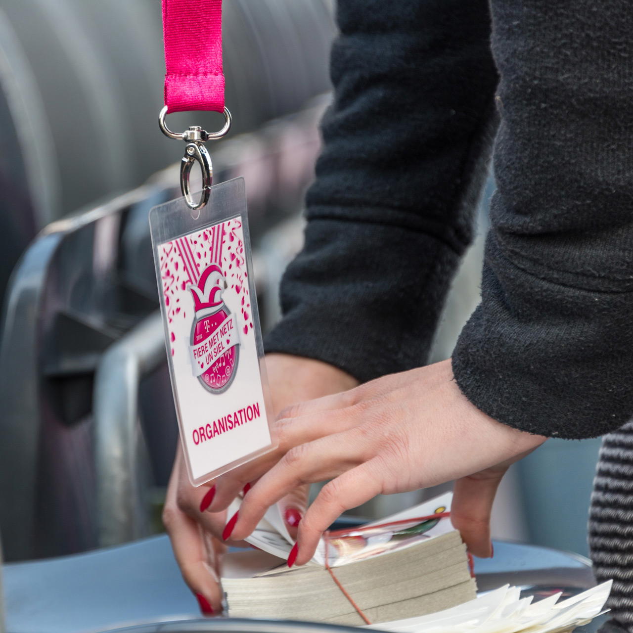 Laminated backstage pass – medium (DIN A7) - without numbering - 1-page - with slotted hole