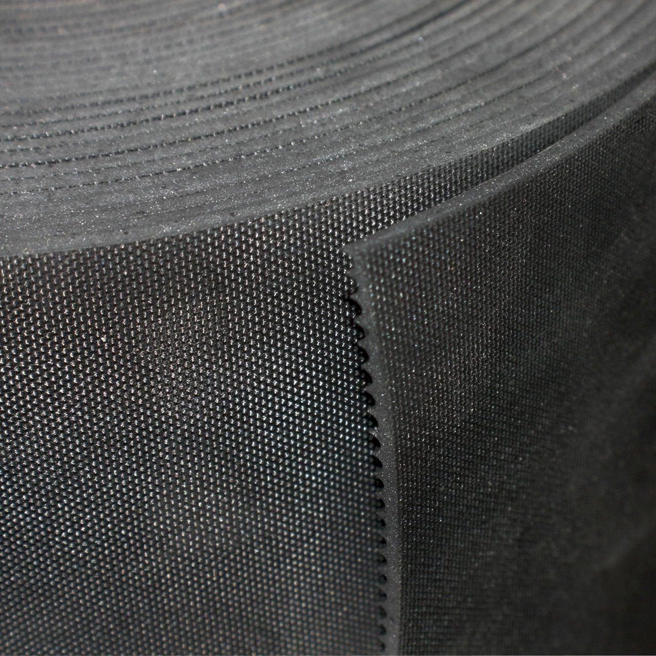 Seitliche Ansicht einer stehenden Rolle Gummiläufer mit gerader Schnittkante und strukturierter Oberfläche