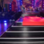 PVC Band GT 802 - ideal für flexible Seitenrandverklebungen  Weißes PVC-Band als flexible Seitenrandverklebung auf schwarzen Bühnenstufen bei Veranstaltung mit Licht und Bühnenbild