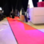 Gewebeklebeband GT 571 - auch für sensible Untergründe geeignet Schwarzes Gewebeklebeband fixiert beidseitig einen roten Teppichstreifen auf Steinboden, Technik im Hintergrund