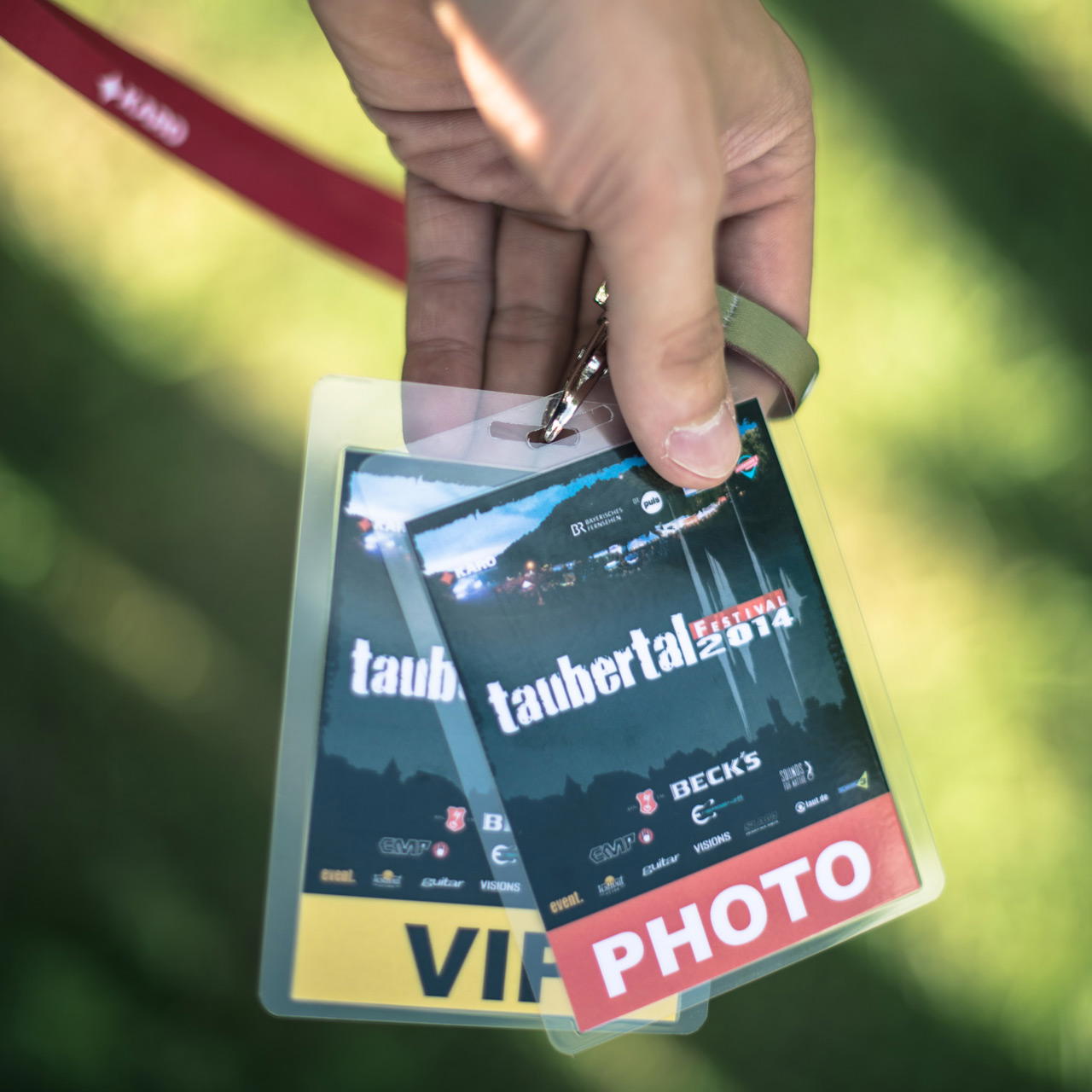 Laminated backstage pass – medium (DIN A7) - without numbering - 1-page - with slotted hole