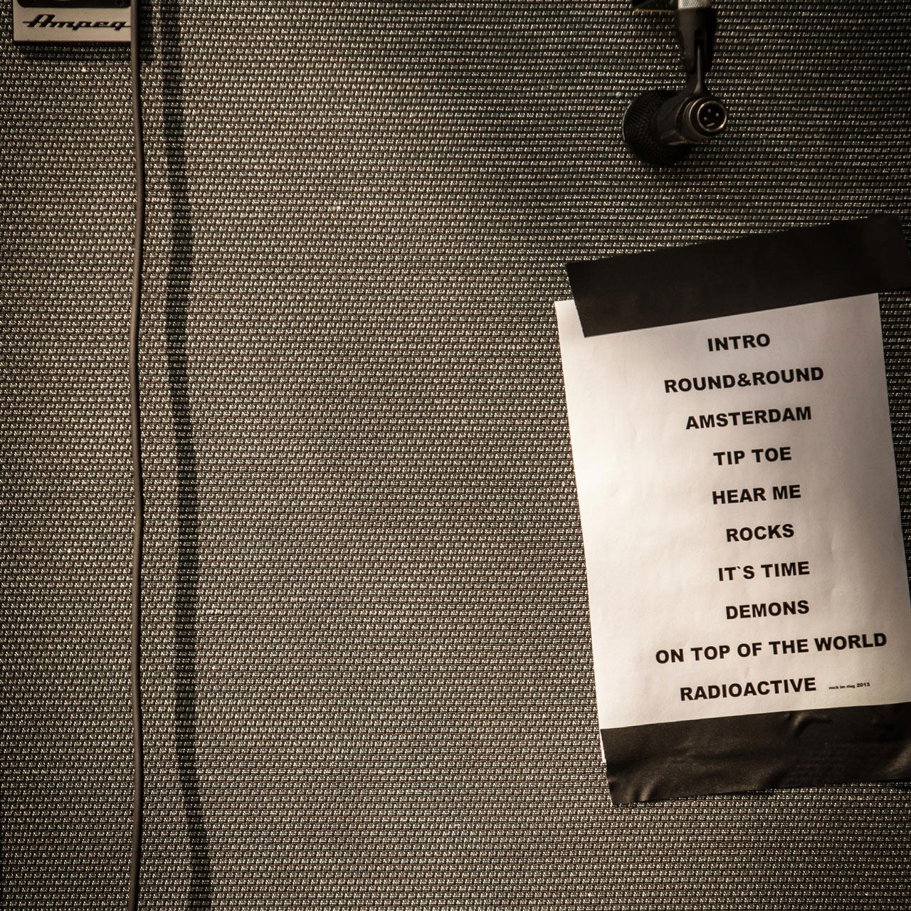 Schwarzes Gewebeklebeband extra matt zur Fixierung einer Setlist auf Lautsprechergehäuse im Bühnenbereich