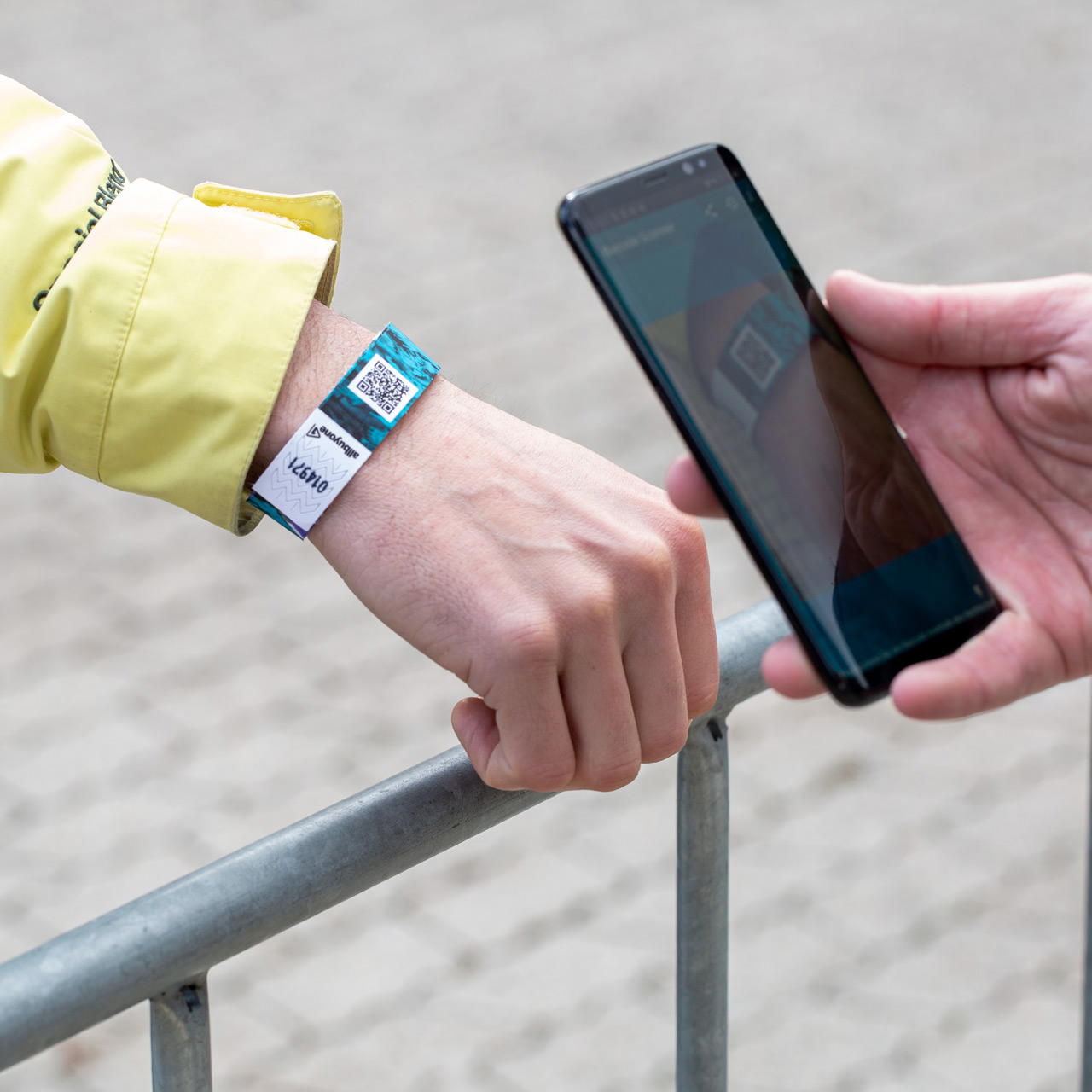 Printed tyvek wristbands (4-colour) with QR code