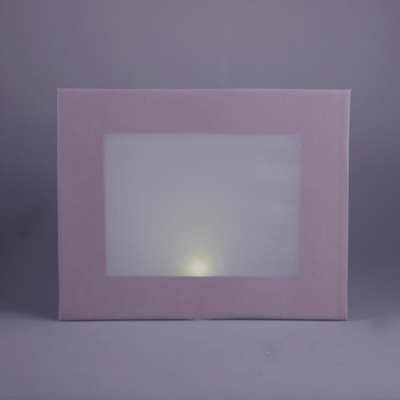 Hinterleuchtete, weiße B 1 Folie auf rechteckiger Fläche zur Darstellung der Lichtdichte des Materials