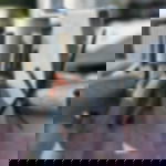 Kabelbinder schwarz - nicht lösbare Einwegkabelbinder mit Verzahnung Detailaufnahme des Metalladapters für Bauzaunfahne, über das obere Zaungestänge gesteckt, mit zwei Kabelbindern fixiert