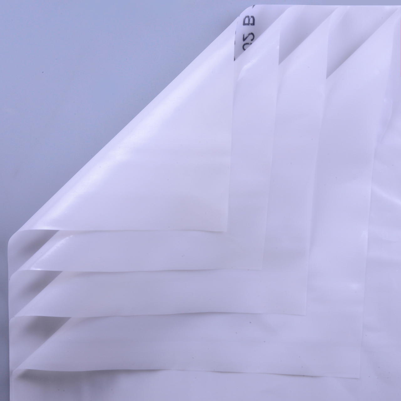 Ecken mehrerer versetzt umgeklappter Lagen weißer B 1 Folie in Draufsicht 