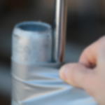 Gewebeklebeband GT 561 - Duct Tape zum Fixieren und Reparieren Eine Hand wickelt zur Fixierung silbernes Gewebeklebeband in mehreren Lagen um zwei Metallstangen