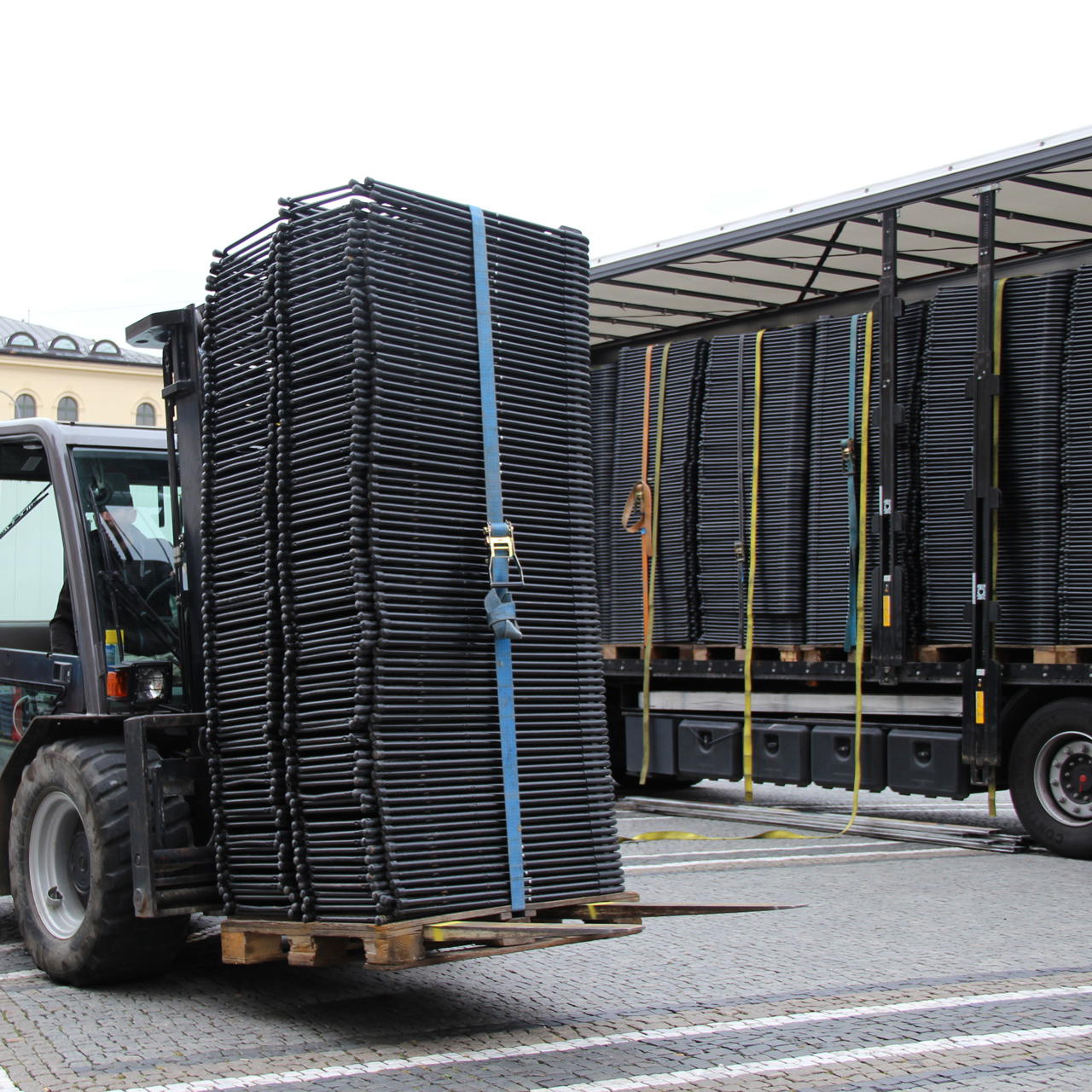 10 folding chairs - black