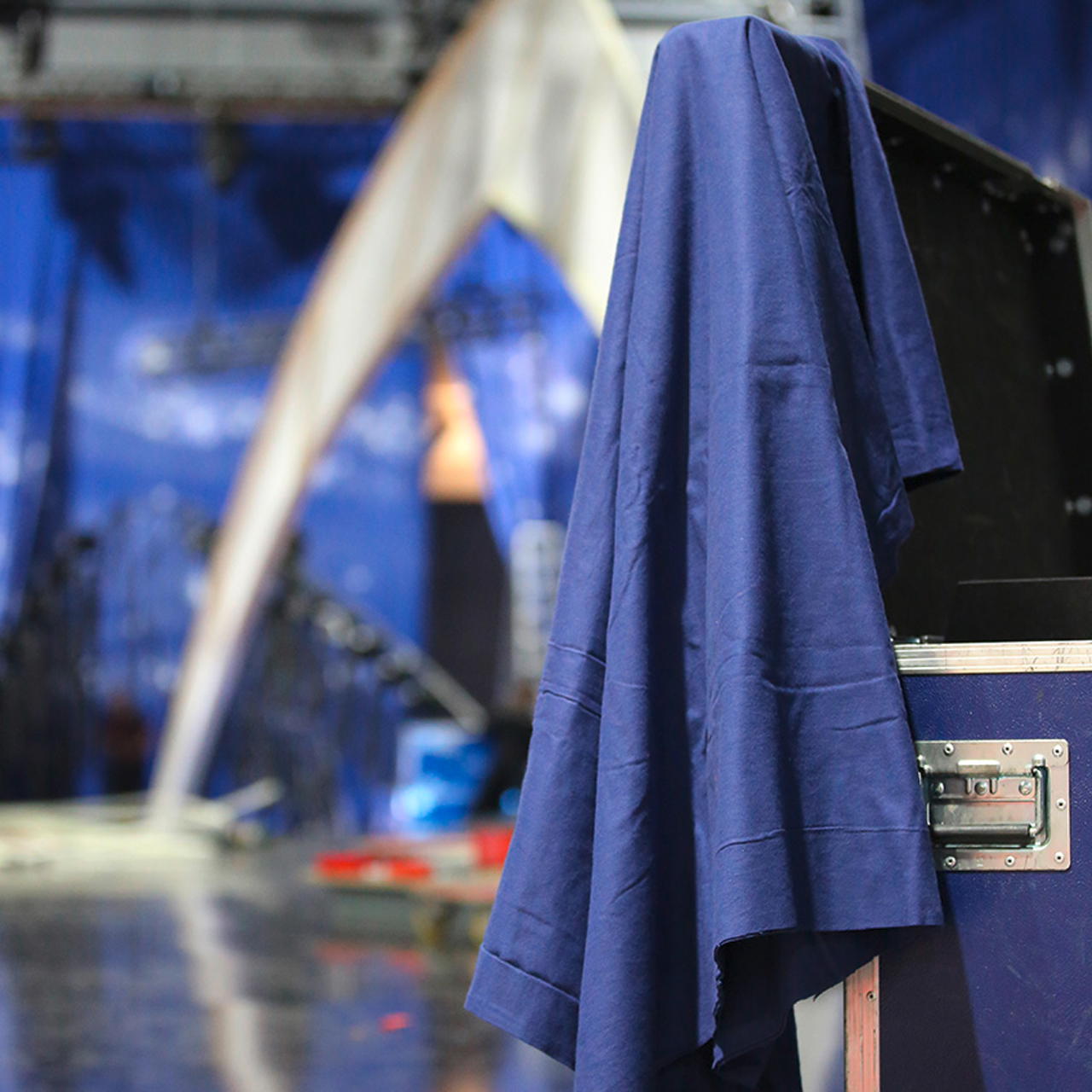 Blauer Dekomolton B1 locker über die Deckelkante eines Flightcases gehängt, vor unscharfem Hintergund 