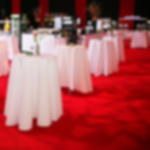 Flachfilz B1 mit Folie - für edle Events und Veranstaltungen  Roter Nadelfilz als Eventteppich im Barbereich, Stehtische mit weißen Tischdecken, Schattenspiel auf dem Teppich