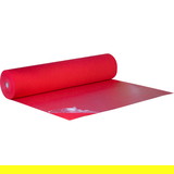 Eine Rolle roter Flachfilz, liegend, teilweise ausgerollt mit transparenter Folienabdeckung auf begehbarer Fläche