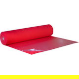 Eine Rolle roter Flachfilz, liegend, teilweise ausgerollt mit transparenter Folienabdeckung auf begehbarer Fläche