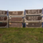 Gewebeklebeband GT 561 - hohe Klebkraft für permanente Verklebung Mehrere gestapelte Bühnenteile auf einer Wiese mit teilweise großen Markierungen aus weißem Gaffa Tape