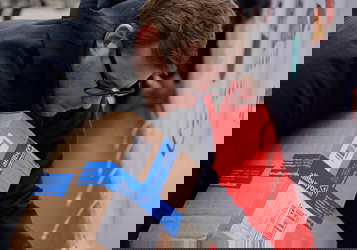 Vorschau Mann mit Paketen von allbuyone