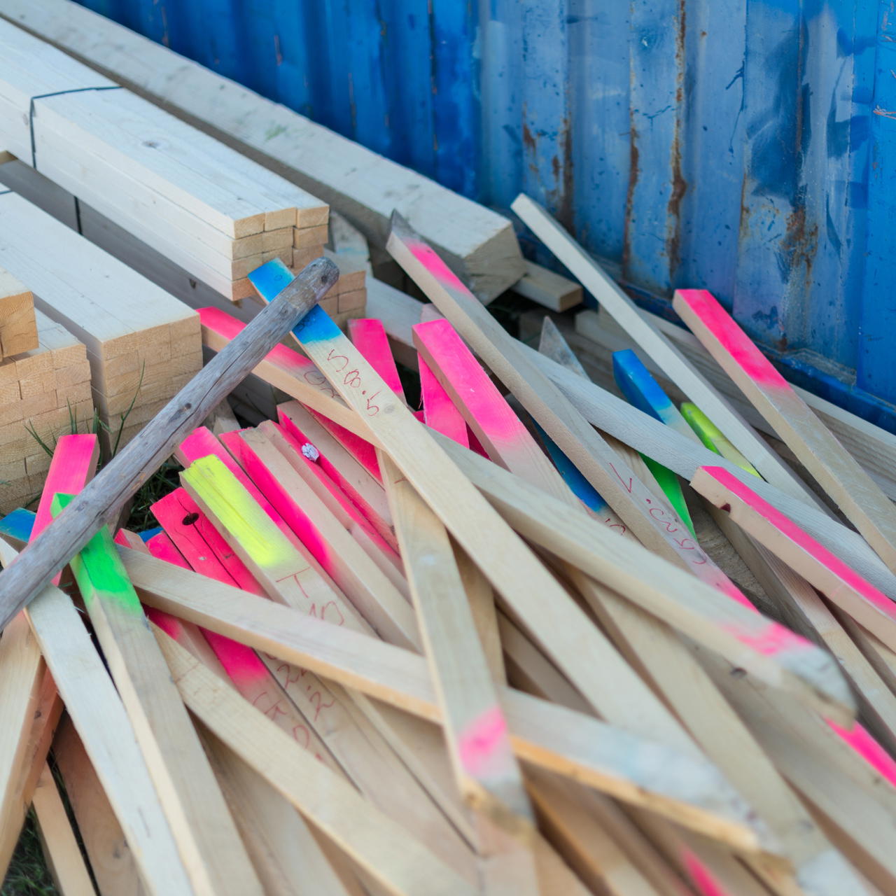 chalk spray - yellow