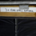 Gewebeklebeband GT 571 - universell einsatzbar auf Events Beschrifteter Streifen weißes Gewebeband auf Holzbalken, mit Metallstange darüber, zur Kennzeichnung von Eventmaterial