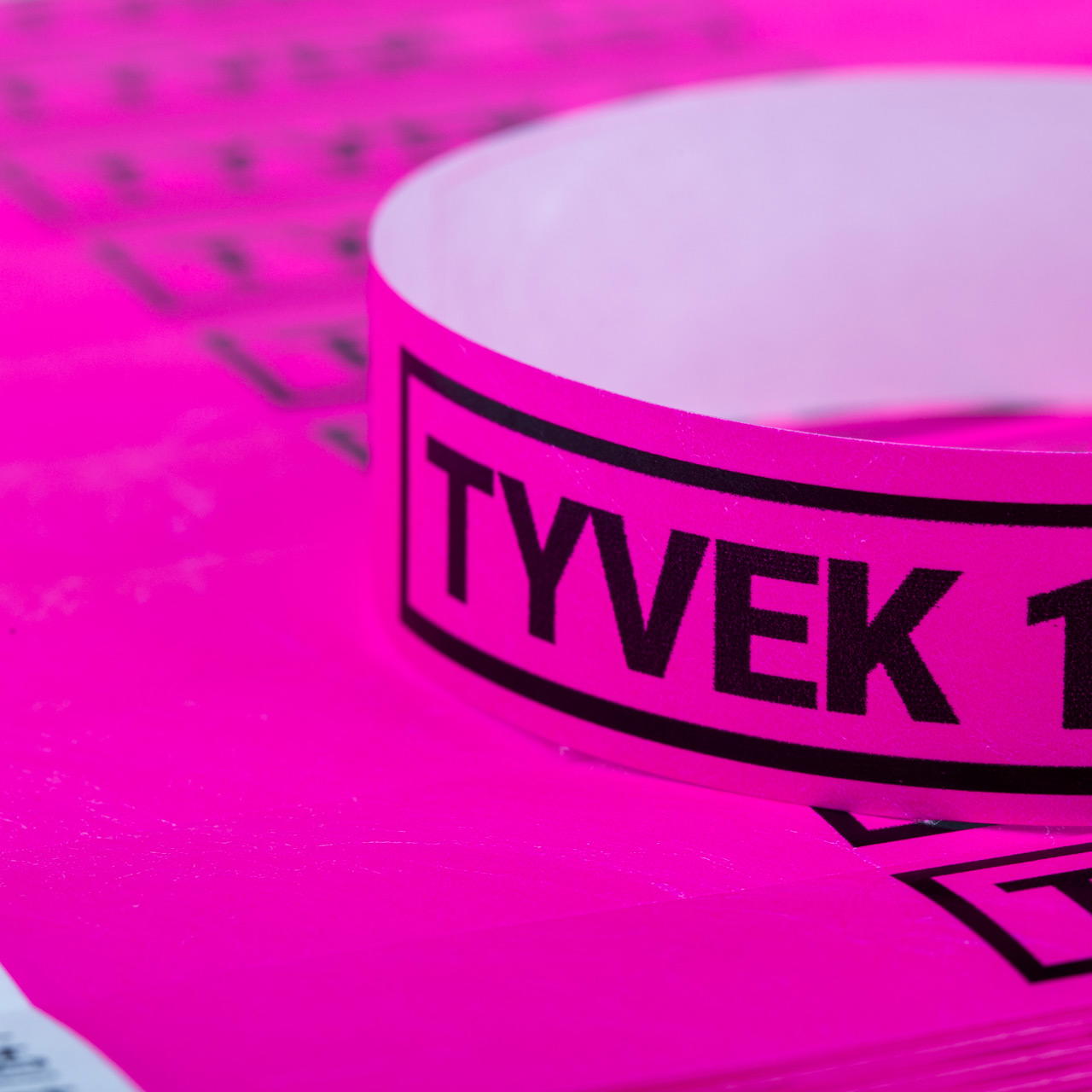 Printed single-colour 19 mm tyvek wristbands - neon pink