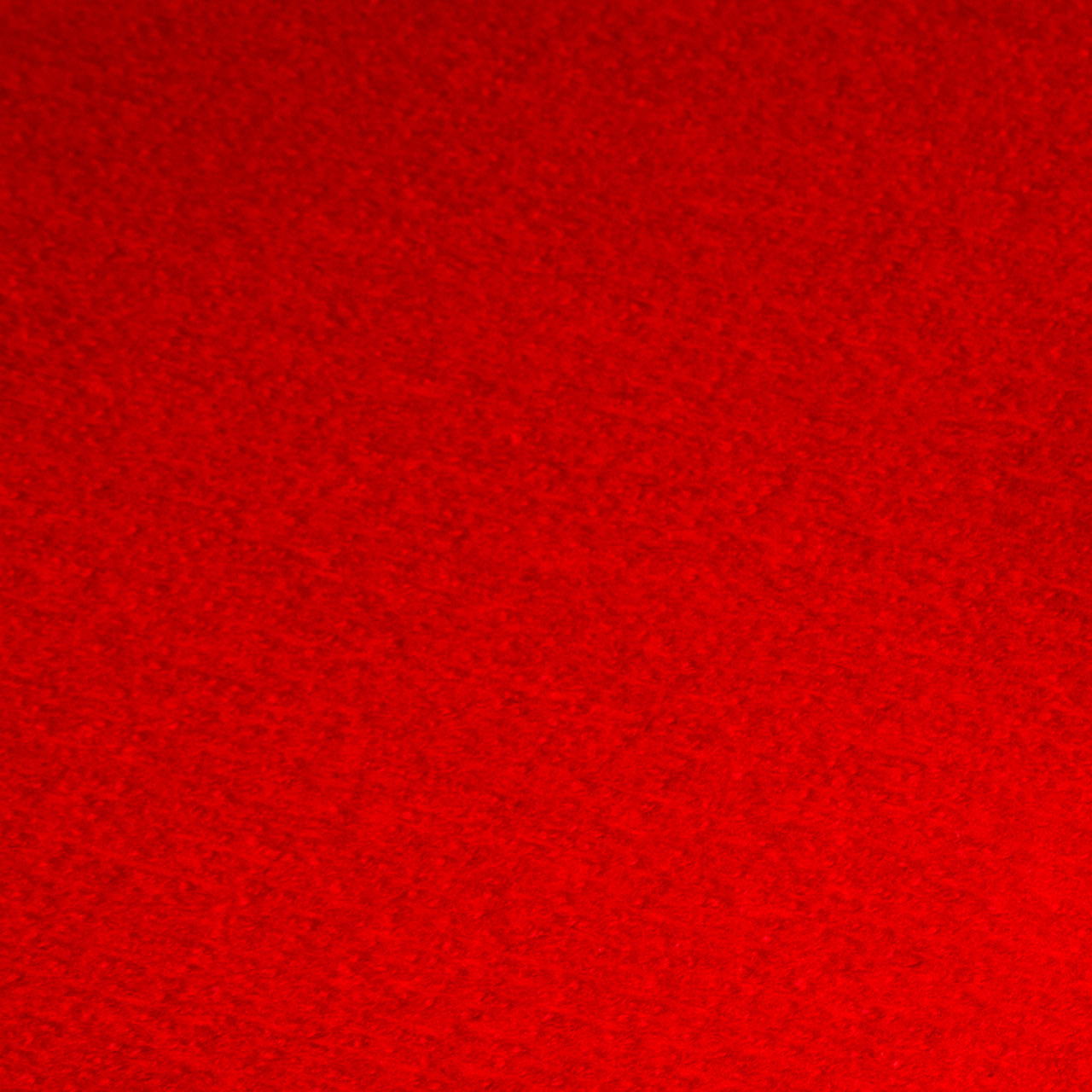 Bildfüllende Nahaufnahme der feinen Rippenstruktur eines roten Messeteppichs