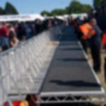 Gummiläufer - rutschhemmender Boden für Konzert, Festival und Event  Gummiläufer als Bodenbelag auf Podest zwischen Absperrgittern und Ordnern, links das Publikum, rechts die Bühne