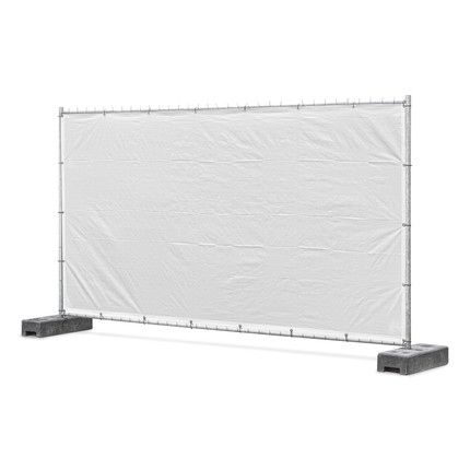 Weiße Gewebeplane mit Kabelbindern auf einem Bauzaunelement abgespannt, leicht schräg stehend vor weißem Hintergrund