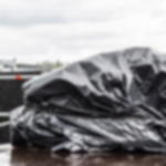 Gewebeklebeband GT 561 - universell einsetzbar im Bühnen- und Messebau Universal Gewebeklebeband fixiert eine Abdeckplane über einem Gegenstand auf einer Bühnenfläche bei Regen