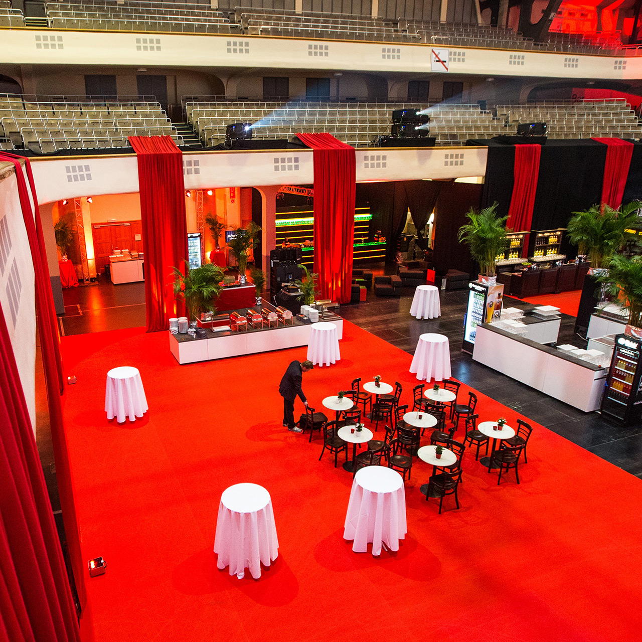 Roter Messeteppichboden als Eventteppich mit Stehtischen und Barbereich