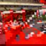 Messeteppich Rollenware - ideal für Veranstaltungen und edle Events  Roter Messeteppichboden als Eventteppich mit Stehtischen und Barbereich