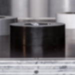 Gewebeklebeband schwarz - Allround-Gaffa für Veranstaltungen Rolle schwarzes Gewebeklebeband frontal auf einem Flightcase liegend, im Hintergrund Rollen in Weiß und Silber