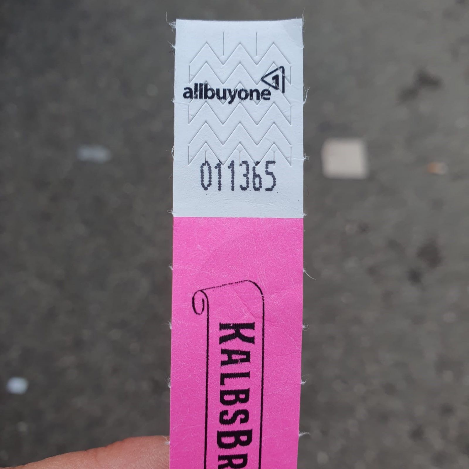 Printed single-colour 25 mm tyvek wristbands - neon pink