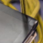 PVC Band GT 802 - flexible und elastische Kantenverklebung auf Bühnen Ecke eines Podests mit Tanzboden und sauber verklebter Kante aus schwarzem PVC-Klebeband, im Hintergrund gelbes Seil