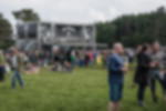 Frontlit PVC - einseitiger Werbedruck für Festivals und Events Traversenkonstruktion als Bar, rundum verkleidet mit schwarzem Frontlit PVC und weißem Branding als Gastrobanner auf Wiese