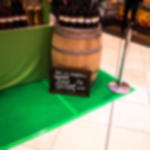 Messeteppich Rollenware - Bodenbelaege für Messen und Events Grüner Messeteppich, verklebt mit grünem Kantenklebeband, als Bodenschutz für einen Marktstand