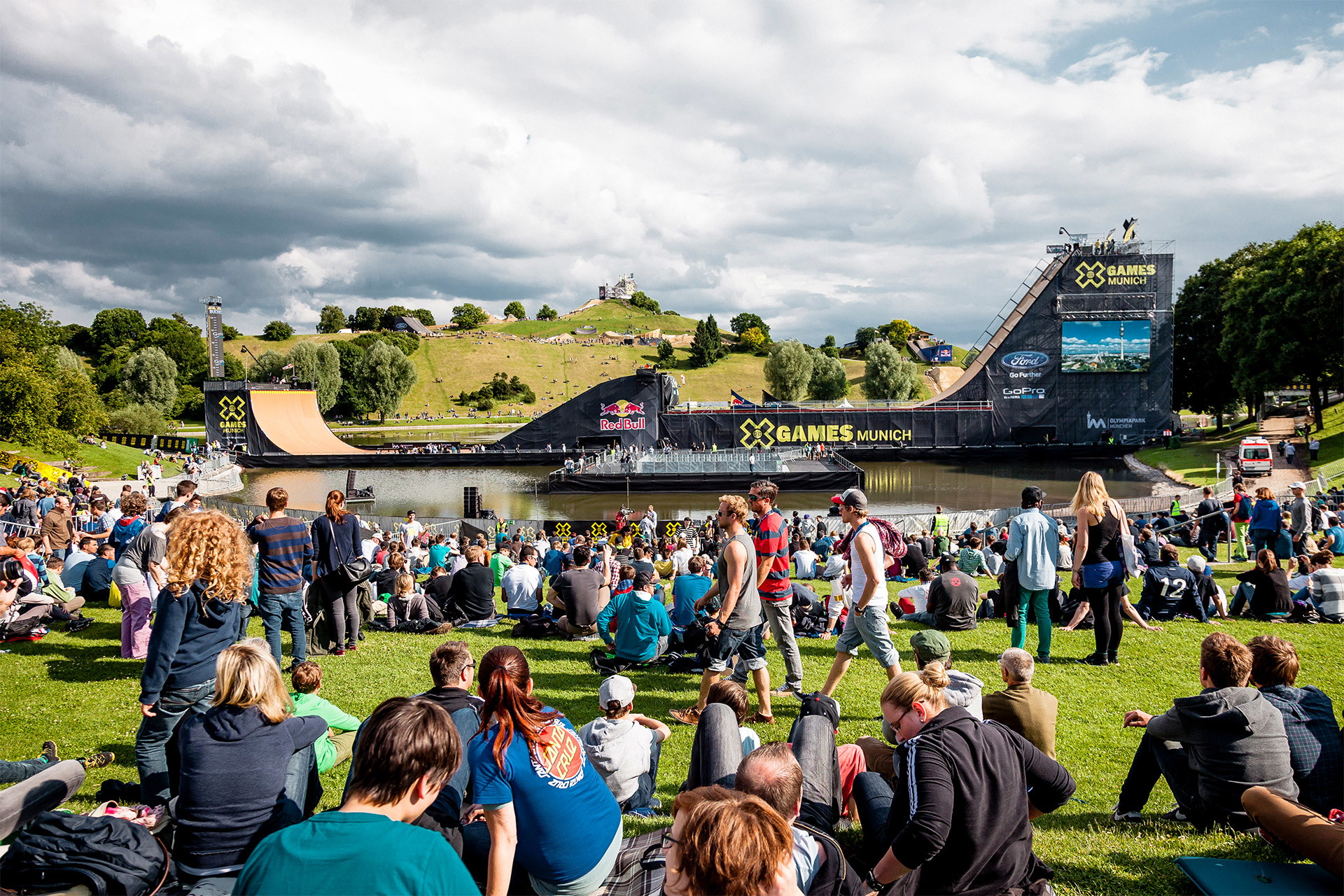 Meshbanner als Großflächenwerbung für ein Outdoor-Sportevent entlang einer Halfpipe gespannt, Publikum sitzt davor