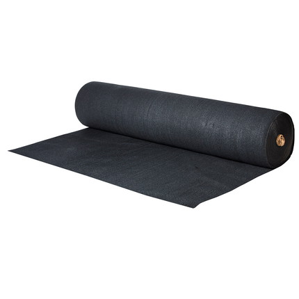 Eine Rolle schwarze Gaze, liegend und teilweise ausgerollt vor weißem Hintergrund 