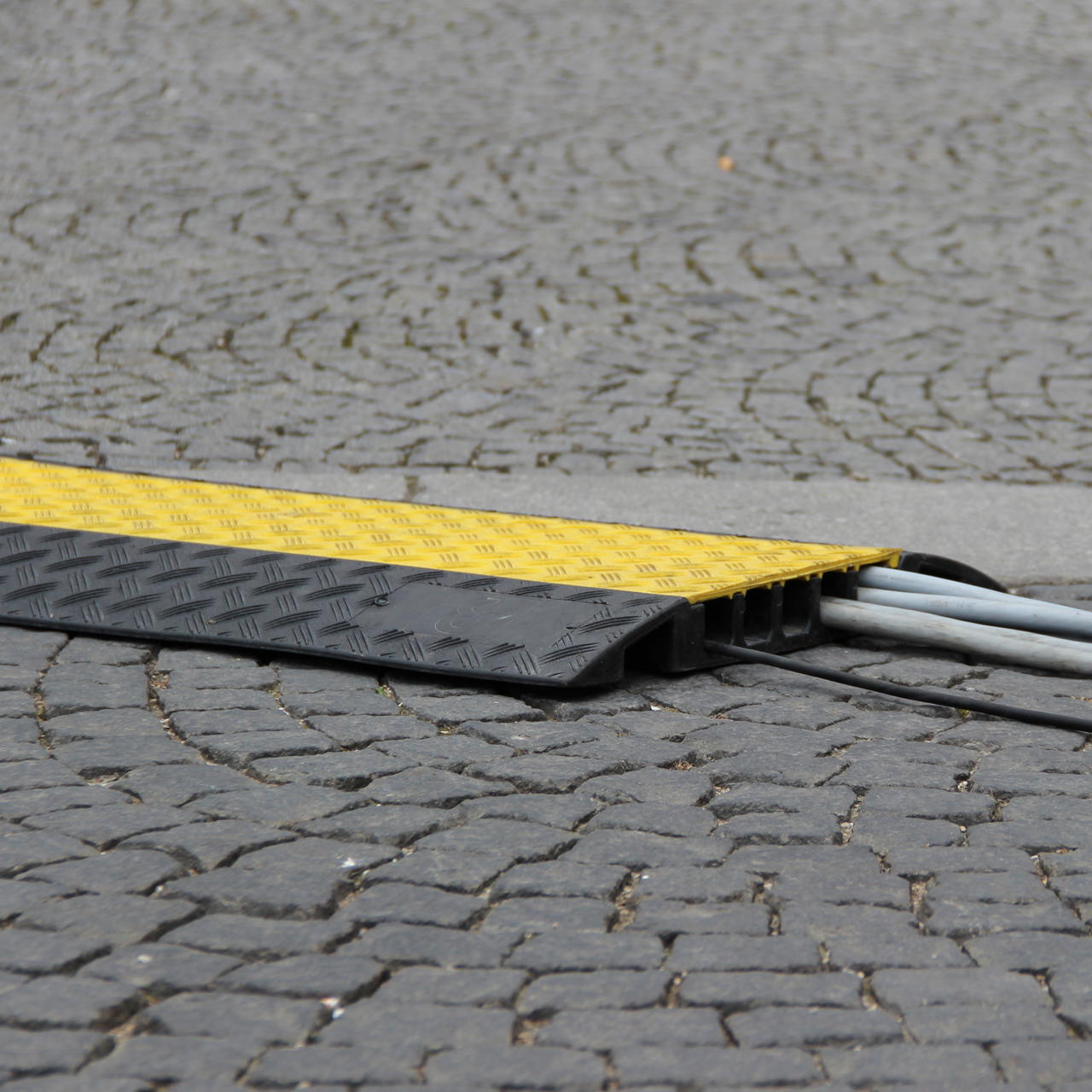 Adam Hall Defender Midi Kabelbrücke