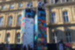 Frontlit PVC - hochwertige Werbebanner mit detailreichen Motiven Bedruckte PVC Plane B1 mit Sponsoren- und Programmübersicht an zwei Traversentürmen vor historischer Fassade