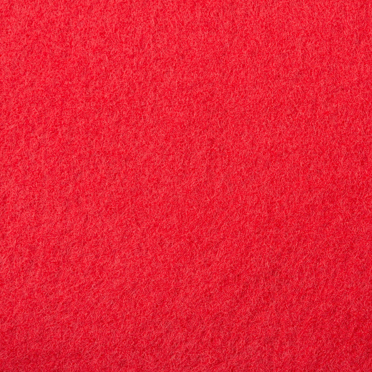 Bildfüllende Nahaufnahme der glatten Oberfläche ohne Struktur und Laufrichtung eines roten Filzteppichs