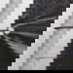 Kabelbinder schwarz - selbstverlöschende Schnellbinder für Events Nahaufnahme einer geösten, schwarzen Bauzaunplane, die mit einem schwarzen Kabebinder am Bauzaunrahmen befestigt ist