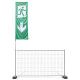 Bauzaunfahne mit Piktogramm - einfache Kennzeichnung von Notausgängen Freigestellte grüne Bauzaunfahne mit weißem Notausgangs-Piktogramm und Pfeil unten an einem Mobilzaun montiert