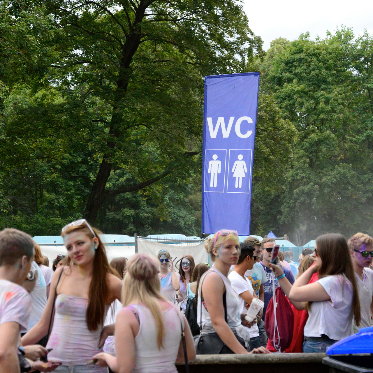 construction fence flag with pictogram - WC (blue-white)