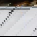 Kabelbinder schwarz - ideal für Befestigungen an Bauzäunen bei Events Ein schwarzer Kabelbinder fixiert eine weiße Plane mit Metallöse am oberen Gestänge eines Bauzauns