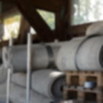 Gewebeklebeband GT 561 - für Einsatz im Messe- und Bühnenbau Mehrere liegende Rollen Teppich fixiert mit schwarzem Panzertape zur Formstabilisierung bei der Lagerung auf Paletten