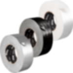 Gewebeklebeband GT 571 - Profi Gewebeband 50 m x 50 mm Drei versetzt aufgestellte Rollen Gewebeklebeband GT 571 in Silber, Schwarz und Weiß vor weißem Hintergrund