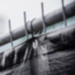 Gewebeplane schwarz - einfache Befestigung mit Kabelbindern am Bauzaun Nahaufnahme einer schwarzen Bauzaunplane mit Öse, die mit Kabelbinder an oberer Querstange eines Bauzauns befestigt ist