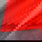 Dekomolton B1 - idealer Dekostoff im Veranstaltungsbereich Detailaufnahme eines roten Dekomoltons in gleichmäßiger Faltung, unten gerafft und auf Steinboden gespannt