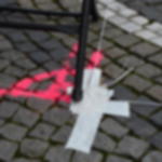 Gewebeklebeband GT 561 Gaffa Tape - ideal für unregelmäßige Klebeflächen Weißes Gewebeklebeband verklebt auf unebenem Kopfsteinpflaster und über Fugen mit pinker Bodenmarkierung