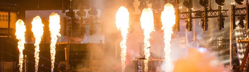 Flammen aus Bühnenpyrotechnik bei einem Live-Event